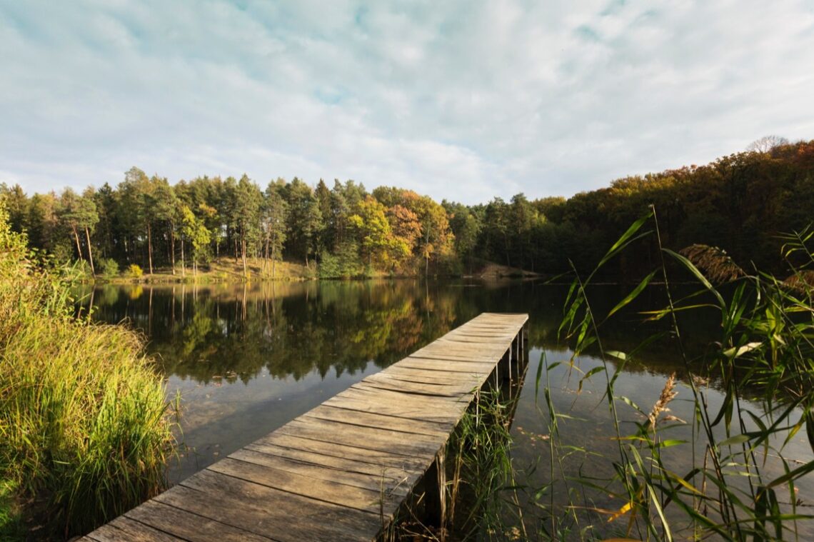 Działka nad wodą: Jak wykorzystać potencjał nabrzeżnych nieruchomości?